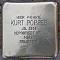 Kurt Popper vor der Fruchtallee 115