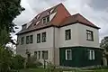 Kyau-Haus von der Wettinstraße aus, links die 300-jährige Kyaulinde