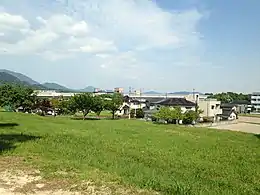 Viadukt der Kyūshū-Autobahn vom Mizuki-Schutzwall aus gesehen