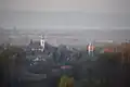 Blick auf Látrány, links die reformierte, rechts die römisch-katholische Kirche