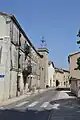 Grand Rue in Lédignan mit dem Turm der Protestantischen Kirche