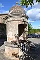 Überdachter Brunnen