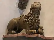 südlicher Löwe der Vorhalle