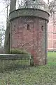 Lüftungsturm mit Notausstieg zum Bunkerstollen unter dem Museumsberg