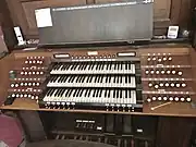 Spieltisch der Orgel