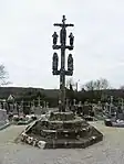 Calvaire als Friedhofskreuz