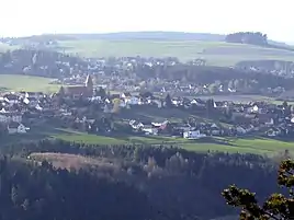 Blick auf Ziegelerden und Gehülz (im Hintergrund)