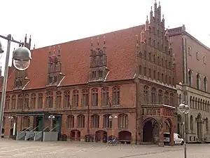 den (1878–1882 äußerlich nur wenig ergänzten) gotischen Marktflügel aus dem 15.&nbsp;Jh.