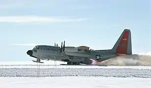 Eine LC-130 Hercules hebt mit Hilfe von JATO-Raketen von einer Schneeoberfläche ab