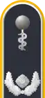 Dienstgradabzeichen auf der Schulterklappe der Jacke des Dienstanzuges für Luftwaffenuniformträger (Humanmedizin).