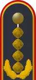 Dienstgradabzeichen auf der Schulterklappe der Jacke des Dienstanzuges für Luftwaffenuniformträger
