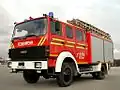 Vierer-Club-Fahrzeug mit IVECO-Schriftzug (Kabine für Feuerwehrzwecke verlängert)