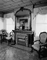 Feuerstelle in einem der Wohnzimmer, Original-Interior des Winchester Mystery House