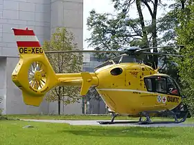 Der Christophorus 6 mit dem Kennzeichen OE-XEO auf dem Landeplatz des Universitätsklinikums Salzburg