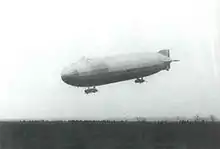 Schwarz-Weiß-Foto eines Luftschiffes in Bodennähe