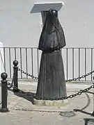 La Cobijada: Denkmal für die in der Region bis 1939 vorgeschriebene Vollverschleierung christlicher Frauen (wurde von General Franko aufgehoben)