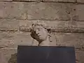 Fragment der Skulptur La Liberté aus dem zerstörten Palais des Tuileries, ausgestellt im Carrousel du Louvre