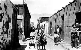 Kinder und Anwohner auf einer Straße in La Noria um 1910