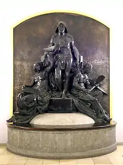 Skulptur von Scharff in der Eingangshalle