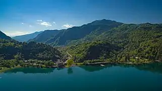 Das Ostufer des Ledrosees, links der Bildmitte der Ponaleabfluss mit dem Pfahlbautennachbau und dem Museum