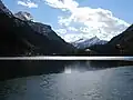 Lago di Alleghe, Nordseite (Piz Guda, 2150&nbsp;m&nbsp;s.l.m.); im März 2008 noch zur Hälfte zugefroren