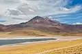Vulkan Meñiques. Links die Laguna Miscanti. Der weiße Streifen rechts gehört zum Ufer der benachbarten Laguna Meñiques
