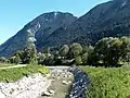 Mündung des Lahnenwiesgrabens in die Loisach (von rechts). Im Hintergrund der Hohe Fricken