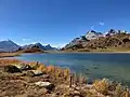 Blick nach Südwesten (v.&nbsp;l.&nbsp;n.&nbsp;r. Pizzo Tambo, Guggernüll, Einshorn, Teurihorn, Steilerhorn, Alperschällihorn)
