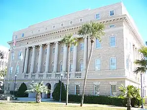 Lake County Courthouse (2010). Das Courthouse entstand im Jahr 1922. Es beherbergt unter anderem das Lake County Historical Museum. Im September 1998 wurde das Gebäude in das NRHP eingetragen.