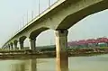 Lalon-Shah-Brücke (vorne) und Hardinge-Brücke