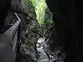 Blick aus der dunklen Klamm auf den weiteren Schluchtverlauf