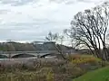 Landauerbrücke über das Elsterbecken, im Hintergrund das heutige Zentralstadion