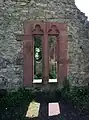 Bild 11: Doppelfenster an der Nordwestseite, der Schauseite des Palas der Unterburg. Die Gewände bestehen aus Buntsandstein