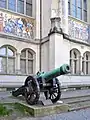 32-Pfünder Bronzekanone, Batteriestück mit der Geschützrohrbezeichnung «MERCURIUS». 1678 von Hans III Füssli in Zürich gegossen; die Beschläge schmiedete der Degenschmied und Stadtschlosser Jakob Herder. Ausgestellt im Innenhof des Landesmuseums in Zürich.