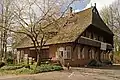 Von Osten (Einfahrt): Terrasse und Haupteingang
