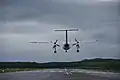 Flugzeug landet am Flughafen von Egilsstaðir