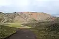 Teil des Laugavegur bzw. des Rundwegs um das Lavafeld Laugahraun (re. im Bild), vorne die Felsnadeln des Suðurbarmur