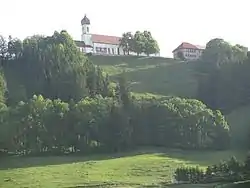 Der Gipfel des Hohen Peißenbergs mit der Wallfahrtskirche