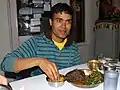 Guide demonstriert traditionelles Essen