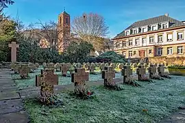 Ehrenfriedhof westlich der Alten Kapelle