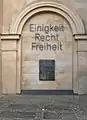 Denkmal neben dem Haupteingang zu Ehren Hoffmanns von Fallersleben