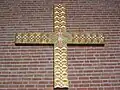 Kreuz, über dem Altar hängend