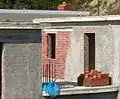 Langlochziegelwand zwischen gegossenen Betonpfeilern