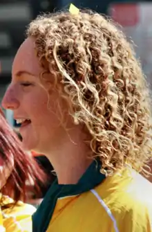 Lara Davenport ist im Profil zu sehen, sie schaut nach links. Ihre gelbe Trainingsjacke hat einen grünen Rand.