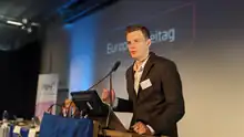 Lasse Schäfer an einem Parteitag der PdH (Partei der Humanisten)