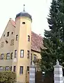 Zwei Putten mit den Fuggerlilien im Wappen zieren das Eingangsportal zum Schloss