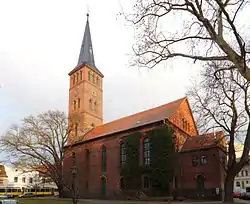 Blick auf die Südseite der Laurentius-Stadtkirche von der Laurenzstraße aus