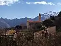 Kirche Saint-Laurent und das Bergmassiv Monte Grosso