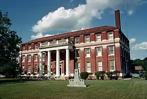 Das Lawrence County Courthouse in Monticello, seit 1993 im NRHP gelistet.