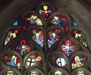 Maßwerk mit Gottvater, Wappen und Engeln mit den Arma Christi